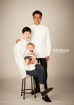 Fun Family Pictures, Studio Family Portraits, Family Photoshoot Poses, Family Photoshoot Outfits