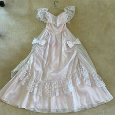 🐰🦢🌷 White Dresses Coquette, White Christmas Pink Dress, Whimsical Lace Dress, Pink Bow Outfit, Coquette Dress Aesthetic, Antebellum Dress, Coquette White Dress, Doe Aesthetic, Fairy Aesthetic Clothes