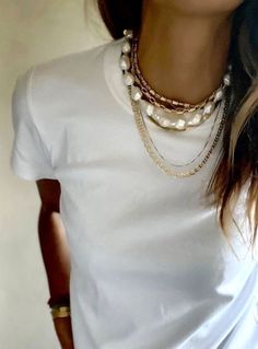 Chic Clothing Style, Mommy Style, Necklaces And Bracelets, Casual Chic Outfit, White Tee, Girly Girl, Outfits Casuales, Preppy Style