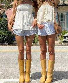 Friends Summer Outfits, Summer Vibes Outfits, Charleston Outfits, Summer Boots Outfit, Yellow Outfits, Outfit Yellow, Yellow Boots, Girls Day, Yellow Outfit