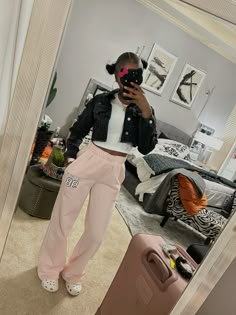 Cute Chilly Weather Outfits, Define Jacket And Sweatpants, School Chill Outfits, Joggers Outfit Black Women, Monday School Outfits, Calm School Fits, Calm Outfits Black Women, Picture Day Fits, Layered Hoodie Outfit