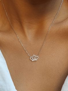 Beautiful crown for beautiful queens👑 Get this beautiful minimalist jewelry made with the quality of perfect elements✨ You can choose 925K Sterling Silver with the options of Gold, Rose Gold or White Gold colors as well as 14K solid Gold material. High quality jewelry for everyone 🤍  Details * 925K Sterling Silver Option → 14K Gold, Rose Gold or White Gold plated * 14K Gold Option → approximately 2.50 gram * Chain length is approximately 18 inches (16+2 in extender) / 45 cm (40+5 cm extender) * Time is everything! You will receive your package as soon as possible 🚚  * We care about the quality of metal to make sure it will last for a long time * We use enamel technique to color the jewelry and high quality zircons only * There can be tiny differences on each item. Length difference of t Gold Crown Necklace, Crown Pendant, Princess Necklace, Crown Necklace, Gold Colors, Gift For Daughter, Gold Crown, Gold Plated Chains, Daughter Gifts