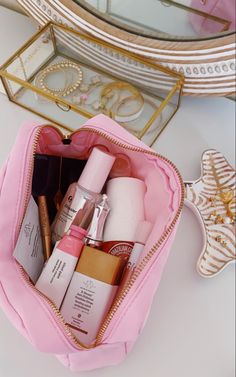 Glossier Makeup Bag, Aesthetic Makeup Bag, Prep Girl, Glossier Makeup, Preppy Makeup, Preppy Inspiration, Sephora Skin Care, Pink Preppy, Makeup Is Life