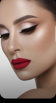 Classy Makeup Elegant, Smokey Eye Makeup Look, Maquillage On Fleek, Makeup Nails Designs, Glitter Eye Makeup, Cheap Makeup, Beautiful Eye Makeup, Glowing Makeup