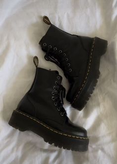 Comfy Shoes Aesthetic, Vintage Shoes Boots, Aesthetic Shoes 2023, Goth Aesthetic Shoes, 2023 Trendy Shoes, Shoes Vision Board, Cute Boots Aesthetic, Botines Aesthetic, Shoes Aesthetic Boots