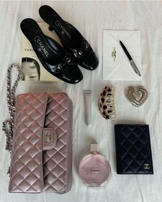 Chanel Bag Aesthetic, Wallet Aesthetic, School Bag Essentials, Accessories Aesthetic, Inside My Bag, Bag Aesthetic, What In My Bag, Chanel Accessories, Bags Aesthetic