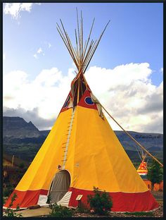 Native American Tipi by "சிலம்பொலி" Arun, via Flickr Native American Tipi, Indian Teepee, Native American Home, Native American Teepee, Tenda Camping, Tipi Tent, American Photo, Native American Photos, Teepee Tent