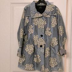 Stunning Spring Or Summer Top With Hi/Low Collar,Black Buttons And Piping. Super Flattering And Hides A Multitude Of Sins:It’s Not Shiny But Does Have A Slight Shimmer Bust 21”Length 31” Floral Print Long Sleeve Outerwear For Daywear, Casual Outerwear With Floral Print For Daywear, Blue Collared Outerwear For Spring, Spring Collared Daywear Outerwear, Spring Daywear Collared Outerwear, Spring Button-up Daywear Outerwear, Spring Button-up Outerwear For Daywear, Collared Spring Outerwear For Daywear, Button-up Outerwear For Daywear In Spring