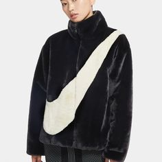 New With Tag Size S (4-6) Fur Jacket Men, Black Fur Jacket, Fur Jacket Women, Nike Original, Black Faux Fur Jacket, Nike Sportswear Women, Black Sportswear, Oversize Women, Stylish Jackets