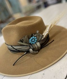 Diy Hatbands, Hat Bands Diy, Hat Bands Diy Ideas, Diy Leather Hat, Burning Hats, Diy Leather Flowers, Straw Hat Crafts, Cowboy Hat Crafts, Decorated Hats