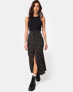 Floral Skirt Outfits, Look Grunge, Long Skirt Outfits, Chique Outfits, Outfit Trends, Floral Midi Skirt, Skirt Outfit, Outfit Goals