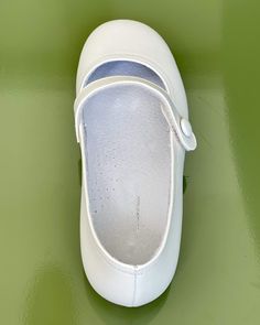 Beautiful and comfortable Spanish shoes for girls to wear on special occasions, such as the first communion. The closure of the shoes is with velcro. Please refer to the size conversion table. 100% leather Made in Spain Final sale, no exchanges nor returns will be available Mary Jane Flat Shoes, Communion Shoes, First Communion Shoes, Spanish Shoes, Mary Jane Shoes Flat, Conversion Table, Shoes For Girls, Mary Jane Flats, First Communion