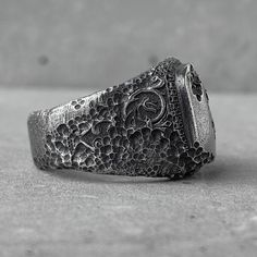 L'anello OLD ISTANBUL
Materiale: argento sterling 925
Tipo di lavorazione: ossidazione vulcanica + lucidatura
DESCRIZIONE: La trama di questo anello è stata creata sulla base dell'arte dell'antico Oriente. È ampio e tutto è pieno di spaccature e crepe. Allo stesso tempo, è brutale ed elegante allo stesso tempo. L'equilibrio ideale è sempre difficile da catturare, ma ci ho provato) Questo anello è stato creato subito dopo aver visitato l'antica città di Istanbul. Passeggiando per il vecchio bazar Unique Hand Forged Signet Ring, Brutalist Open Ring With Oxidized Finish, Brutalist Oxidized Open Ring Jewelry, Silver Antique Signet Ring, Antique Silver Open Signet Ring, Unique Oxidized Open Engraved Ring, Brutalist Oxidized Open Ring, Brutalist Style Open Ring Jewelry, Brutalist Hand Cast Open Ring