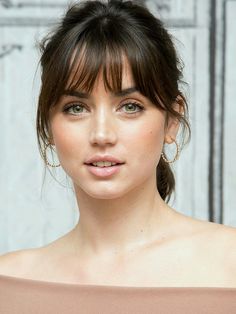 Something more crisp than this, but same concept Haircuts Brunette, Brunette Haircuts, 2024 Haircut, Cute Medium Length Hairstyles, Summer Ponytail, Women Haircuts, Pony Hairstyles, Side Fringe, Fringe Bangs