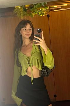 Green Ruffle Top, Trendy Date Night Outfit, Date Night Outfit Ideas, Night Outfit Ideas, 2000s Style, Boho Chic Outfits, Causual Outfits, Minimalist Wardrobe, Casual Chic Outfit