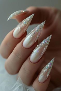 2 mil a 3 mil reais por mês faria diferença na sua vida? Te ajudo a ganhar esse valor sendo uma Nails Design profissional no conforto da sua casa. Acesse o LINK DA BIO e saiba mais!!  unhasdecoradas/unhasbonitas/unhasdegel/unhaselegantes/unhasvermelhas/unhaspretas/unhasdomomento/unhasvintage/nailsesthetic/nailspatygirls/nailart/unhadegrade/unhasdeporcelana/unhasfibradevidro/alogamentoemgel/unhasdefibra/alogamentodeunha White Nailart Nails, Glitter Tip Nail Designs, Pearl Manicure Ideas, Nail Design Pearls, White Pretty Nails, Pearl Design Nails, Trendy Nails For Summer, Pearl Nails Design, Nails With Pearls On Them