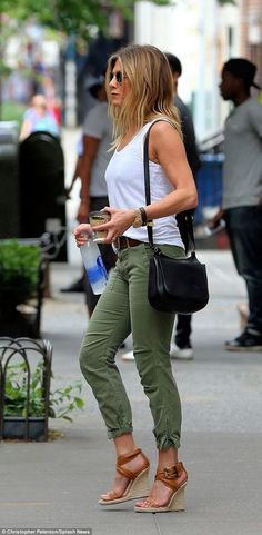 ♥️ Camo Joggers are my personal Favorite ♥️ 40 Most Repinned Summer Outfits to try ASAP Women 30s, Jennifer Aniston Style, Spring Trends Outfits, Summer Outfits For Moms, 50 Style, Outfits Fall, Pinterest Outfits