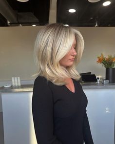 Natalie McKell (@nataliemckellhair) • Instagram photos and videos Ash Blonde Hair With Highlights, Bronde Lob, Bronde Bob, Shoulder Length Blonde, Blonde Layered Hair, Mom Haircuts, Blonde Lob, Summer Blonde, Hairstyles For Layered Hair