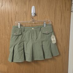 Nwt Size M Spring Skirted Skort With Pockets, Spring Casual Fitted Cargo Skirt, Fitted Casual Cargo Skirt For Spring, Casual Mini Cargo Skirt With Pleats, Spring Pleated Cargo Skirt, Fitted Green Cargo Skirt With Lining, Fitted Green Cotton Cargo Skirt, Spring Lined Cargo Skirt, Fitted Green Cargo Skirt For Spring