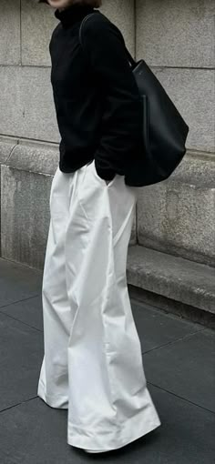 Street Style 2024 Winter Wide Pants Casual Outfit, Street Style Spring 2024, Spring Street Style 2024, Street Style 2024 Summer, White Leg Pants, White Wide Leg Pants Outfit, Street Style Comfy, Casual School Outfit, Outfit Basics