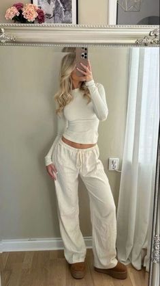 Outfit Ideas Nice Casual, Clean Girl Outfits, Outfits Guide, Cutest Outfits, Look Legging, Mom Outfit, Viral On Tiktok, College Fits, Skandinavian Fashion