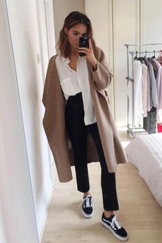 Vans Slip On Outfit, Outfit Chic, Coat Outfit, Winter Trends, Looks Chic, Sneakers Outfit, Basic Outfits