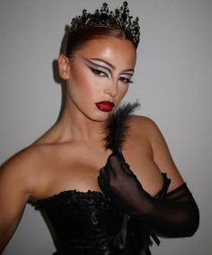 #blackswan #halloweenmakeup #swan #swanlake #natalieportman #makeup #makeuplook Black Swan Costume Halloween, Black Swan Halloween Costume, Swan Halloween Costume, Black Swan Halloween, Swan Halloween, Black Swan Makeup, Black Swan Costume, Classy Halloween Costumes, Hot Halloween Outfits