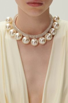 The oversized pearls positioned along the crystal mesh, enhance the necklace's visual impact. The thick strand crystal necklace has become a beloved element of previous collections. Hypoallergenic Plated Brass Faux Pearls Crystals Interested in this or something similar? Contact our jewelry concierge at 512-347-9488. All jewelry and accessories are considered final sale and may not be returned or exchanged. PLEASE NOTE ALL SALE ITEMS ARE FINAL SALE Simple Cat Makeup, Wearing Pearls, Ruby And Diamond Necklace, Necklace With Pearls, Hairstyles With Glasses, Chunky Pearls, High Fashion Jewelry, Bridal Pearl Necklace, Magda Butrym