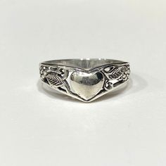 Vintage Sterling Silver Heart & Flower Filigree Ring ....Marked 925...Total of weights 2.0grams...Size 7....Measure of Face 6.8MM...It's in very good condition. Vintage Jewelry Silver, Silver Vintage Jewelry, Vintage Rings Silver, Vintage Silver Jewelry, Silver Flower Ring, Stack Rings, Vintage Silver Rings, Art Ring, Silver Heart Ring