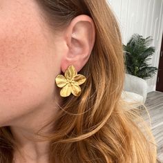 Experience the beauty of nature with our Darla Flower Earrings. These earrings are the perfect way to add a touch of elegance and femininity to any outfit. Handcrafted with love and attention, these earrings will surely make a statement. 18k Gold Plated over Stainless Steel 1.3" Water & Tarnish Resistant Hypoallergenic Elegant Yellow Gold Birth Flower Earrings, Gold Earrings With Flower Charm For Her, Gold Earrings With Flower Charm As Gift For Her, Nature-inspired Earrings For Anniversary, Chic Petal-shaped Earrings For Gift, Gold Flower Earrings, Nature-inspired, Gold Petal Flower Earrings For Gifts, Gift Flower Shaped Clip-on Earrings, Nature-inspired Gold Flower Earrings