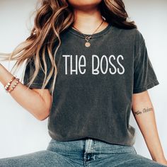 Featuring the funny saying "The boss". The perfect comfort color t-shirt for teenagers birthday Gift, Mom and dad matching family shirt, Funny boss Shirt, Coworker Tee. *** INFO *** - 100% ring-spun cotton - Medium fabric (6.1 oz/yd² (206.8 g/m²)) - Comfort Colors 1717 - Sewn-in twill label - Relaxed fit - Garment-dyed fabric - Depending on what device you are viewing listing color may vary slightly. - Mockups might not be 100% accurate *** SIZES*** - Please see picture for sizing information ** Boss T Shirt, Dance Mom, Mama T Shirt, Mama Shirts, Funny Mom Shirts, Comfort Colors Tee, Limassol, Look Plus, Teacher Shirts