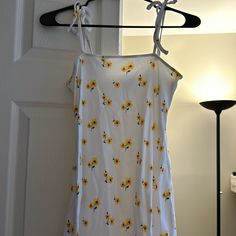 Never Worn Forever 21 Cotton Sundress For Summer, Forever 21 Cotton Sundress For Spring, Forever 21 Yellow Mini Dress For Spring, Forever 21 White Sundress For Summer, Forever 21 White Casual Sundress, Forever 21 Casual White Sundress, Forever 21 White Sundress For Spring, Forever 21 Cotton Sundress For Day Out, Forever 21 Yellow Summer Dress