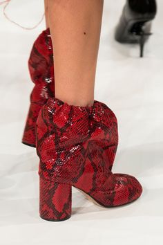 Creative Shoes, Runway Shoes, Velvet Slippers, Stunning Shoes, Animal Print Fashion, Red Boots, Fabulous Shoes, Fall Fashion Trends, Crazy Shoes