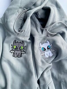 Matching Couple Hoodies Ideas, Hoodie Embroidery Ideas Boyfriend, Matching Dinosaur Hoodies For Couples, Stitch Hoodie Couple, Matching Disney Hoodies For Couples, Embroidery Hoodie Couple, Matching Hoodies For Couples Disney, Hoodie Matching Couple, How To Train Your Dragon Hoodie