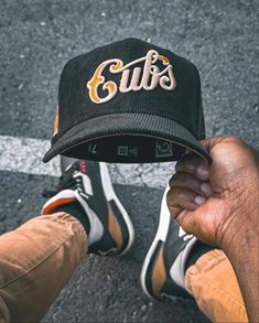 Classic Snapback Hat For Streetwear, Fitted Snapback Cap For Streetwear, Fitted Snapback Streetwear Hats, Classic Six-panel Fitted Hat For Streetwear, Classic Six-panel Snapback Hat For Streetwear, New Era Cap Outfit Men, Fitted Hats Aesthetic, Cap Outfit Men, Trucker Hat Outfit