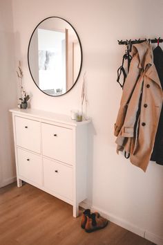 Hal, gang, schoenenkast Hodnik Decor, Hemnes Cabinet, Ikea Hemnes Cabinet, Narrow Entryway Decor, Cabinet Console, Tv Wall Decor Ideas, Small Hall, Small Entryways, Narrow Console Table