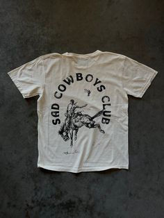 Super soft cream tee with vintage black design unisex sizes front: logo back: horse Men's Flag Print Shirt, Affordable Vintage Letter Print Shirt, Mens Clothing Logo Design, Tattoo T Shirt Design Ideas, Primitive Tshirt, Merch Outfits, Horse T Shirt, Hiking Attire