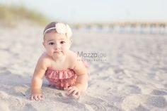 6 months beach session Baby Beach Pictures, 8 Month Baby, Month Pictures, Photos Bff, Beach Session, Baby Pic, Family Beach Pictures, Baby Beach, Baby Poses