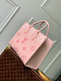 Adaptable Bags - VL Bags - 1144 A+ Excellent Quality copies; Contact us if you've any questions in your mind. Color Dorado, Womens Purses, Vuitton Bag, Lv Bag, Louis Vuitton Bag, Luxury Bags, Contact Us, Leather Bag, Clutch Bag