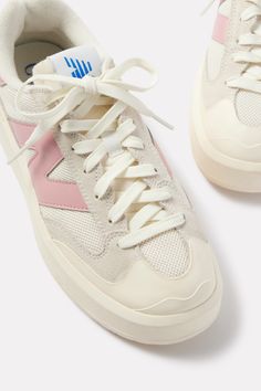 Pink New Balance, Sneaker New Balance, Athleisure Shoes, White Sneakers Women, Walk This Way, Birthday List, Swag Shoes