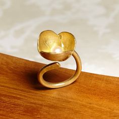 Bronze Big Flower ring, decorated with a stone, to choose carnelian, jade or freshwater pearl. CHECK OUR PROFILE IF WE HAVE ANY OFFER OR CODE AVAILABLE! https://www.etsy.com/es/shop/AtelierBcnJoiaShop ► We know that this year the world is a little crazy. The online sales have made the normal shipping services collapse, so from the team of Atelier BCN Joia we wanted to make the effort and propose that buying 2 pieces we make you a FREE and extra FAST shipping with a private company. We also wante Unique Gemstone Flower Ring Gift, Nature-inspired Flower Shaped Ring As A Gift, Nature-inspired Flower Shaped Gift Ring, Unique Gold Flower Ring Gift, Gold Spiritual Flower Ring For Gift, Unique Gold Flower Ring As Gift, Unique Yellow Gold Flower Ring Gift, Handmade Flower Shaped Ring For Wedding, Unique Open Pearl Ring As Gift