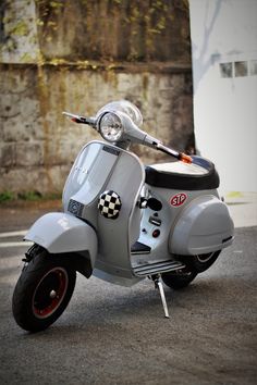 a scooter is parked on the street in front of a building