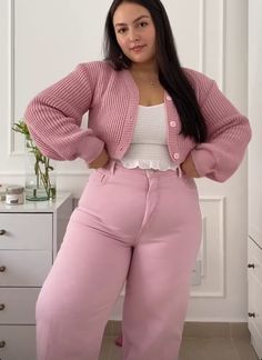 Uma mulher jovem usando uma calça jeans rosa, uma camiseta crop top branca e um sueter de crochet rosa bem soltinho com botões Midsize Pink Outfit, Pink Outfits Plus Size, Pink Outfit Plus Size, Pink Plus Size Outfits, Plus Size Pink Outfits, Pfp Pink Aesthetic, Sadie Total Drama, Fashion Outfits Midsize, Casual Chic Plus Size