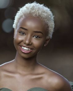 blonde afro natural Dye For Short Hair, Hair Dye For Short Hair, Blonde Hair Dye, Short Natural Haircuts, Natural Hair Bun Styles, American Hairstyles, African Hair Braiding Styles, Winter Girl, Top Hairstyles