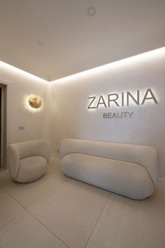 ZARINA BEAUTY ROME Makeup Studio Decor, Small Office Design Interior, Lash Room Decor, Beauty Room Salon, Design Studio Workspace, Beauty Therapy Room, Small Office Design, Boutique Spa