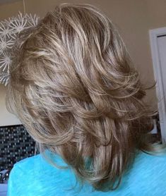 Ash Blonde Shoulder-Length Shag Collarbone Length Hair Over 50, Medium Length Hair With Lots Of Layers, Medium Feathered Haircuts, Super Layered Hair Medium, Feather Cut For Medium Hair, Blond Cenușiu, Medium Shaggy Hairstyles, Medium Shag