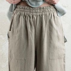 Comfy linen pants. Loose, relaxed fit linen trousers with two large pockets and elastic waist. Carefully handmade of very soft medium weight, pure linen fabric. * 100% linen* machine washable* model is 69"/175cm tall, wears M pants in flax grey.PANTS SIZE----------------*Swaist - 21.5"-27.5" / 55-70cmhips - 31.5"-35.5" / 80-90cm height - 61"-66" / 155-168cmpants length (from waist to bottom hem) - 39.5" / 100cm----------------*Mwaist - 23.5"-31.5" / 60-80cmhips - 35.5"-39.5" / 90-100cm height - Trousers Women Casual, Casual Pants Women, Tops Sewing, Fashion Australia, Fall Chic, Women Casual Pants, Fashion For Petite Women, Fashion Sweaters, Fashion Petite