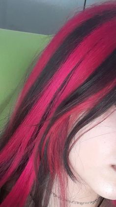 Black Hair Pink Stripes, Pink Skunk Highlights, Draculaura Hair Curly, Draculaura Hair Dye, Skunk Hair Pink, Pink Strips In Hair, Draculaura Inspired Hair, Dracula Hair, Red Skunk Stripe Hair