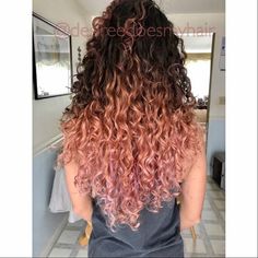 Rose Gold Hair Color Ideas, Gold Hair Color Ideas, Rose Gold Hair Color, Gold Hair Color, Ombre Curly Hair, Dyed Curly Hair, Gold Hair Colors, Hair Color Rose Gold, Colored Curly Hair