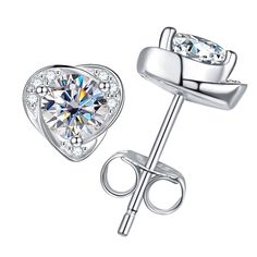 Les boucles d'oreilles Heart Love Stud sont ornées de pierres précieuses Moissanite qui donnent aux boucles d'oreilles brillance et clarté. La moissanite est réputée pour sa beauté et constitue une excellente alternative aux diamants traditionnels. Fabriquées en argent sterling de première qualité, ces boucles d'oreilles sont durables, de haute qualité et accrocheuses. Le design en forme de cœur est à la fois délicat et chic, ce qui le rend parfait pour un usage quotidien ou pour des occasions Silver Heart Cut Earrings, Luxury Silver Round Heart Earrings, Traditional Diamond, Luxury Earrings, Moissanite Earrings, Heart Love, Girly Jewelry, Earring Sale, Diamond Stud